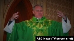 El reverendo Eric Freed fue encontrado muerto dentro de la sacristía de la iglesia donde servía.