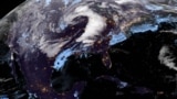 Citra satelit dari Badan Kelautan dan Atmosfer Nasional yang diambil pada tanggal 15 Maret 2025 ini menunjukkan cuaca ekstrem yang mengancam wilayah selatan AS.