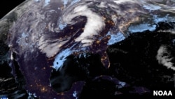 Citra satelit dari Badan Kelautan dan Atmosfer Nasional yang diambil pada tanggal 15 Maret 2025 ini menunjukkan cuaca ekstrem yang mengancam wilayah selatan AS.