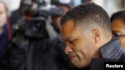 Bivši kongresmen iz Čikaga Džesi Džekson Mladji ulazi u zgradu federalnog suda u Okrugu Kolumbija. 