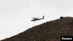 Sebuah helikopter Apache AS terbang di Pachir Agam, provinsi Nangarhar (foto: dok). 