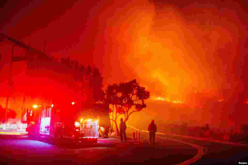 Pese a los esfuerzos de más de 700 bomberos, las llamas del incendio que se registra en Malibú no han sido controladas.&nbsp;