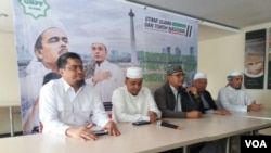  Ketua Umum GNPF Ulama Yusuf Muhammad Martak (kedua dari kiri) dalam konferensi pers di Jakarta, 13 September 2018. (Foto: Fathiyah Wardah/VOA)