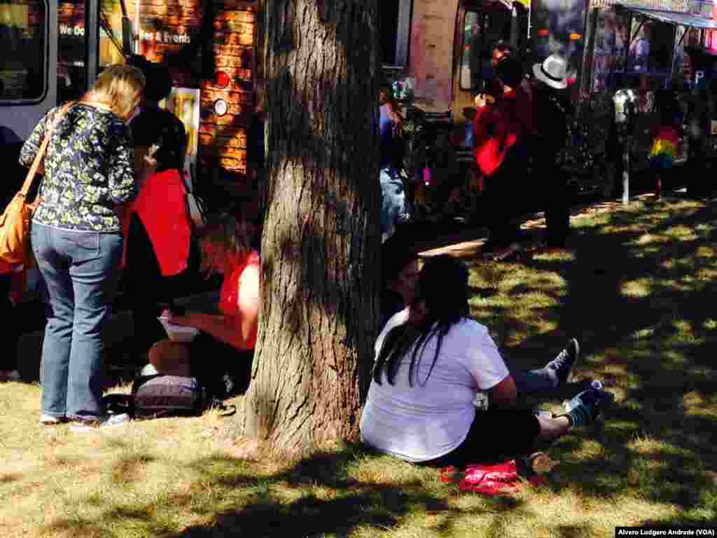 Seguidores do Papa aguardam a sua passagem pelas ruas de Washington DC