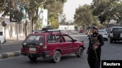 Un miembro del Talibán custodia un punto de control en una calle de Kabul, Afganistán, el 29 de agosto de 2021.