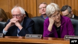 O senador norte-americano Bernie Sanders, independente de Vermont, e a senadora norte-americana Elizabeth Warren, democrata de Massachusetts, assistem a uma reunião de trabalho da Comissão de Finanças do Senado norte-americano sobre a nomeação de Robert F. Kennedy, Jr.