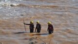Uma fotografia fornecida pelo Gabinete Nacional de Proteção Civil da Tunísia, em 15 de setembro de 2023, mostra membros das suas equipas de emergência a ajudar no trabalho de socorro na cidade de Derna, na Líbia, na sequência de uma inundação devastadora.