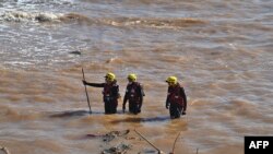 Uma fotografia fornecida pelo Gabinete Nacional de Proteção Civil da Tunísia, em 15 de setembro de 2023, mostra membros das suas equipas de emergência a ajudar no trabalho de socorro na cidade de Derna, na Líbia, na sequência de uma inundação devastadora.