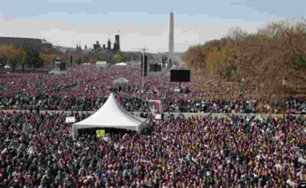 Maelfu na maelfu ya mashabiki wahudhuria mkutano wa hadhara ulotayarishwa na wachekeshaji mashuhuri wa marekani Jon Stewart and Stephen Colbert, wiki moja kabla ya uchaguzi wa kati kati ya mhula