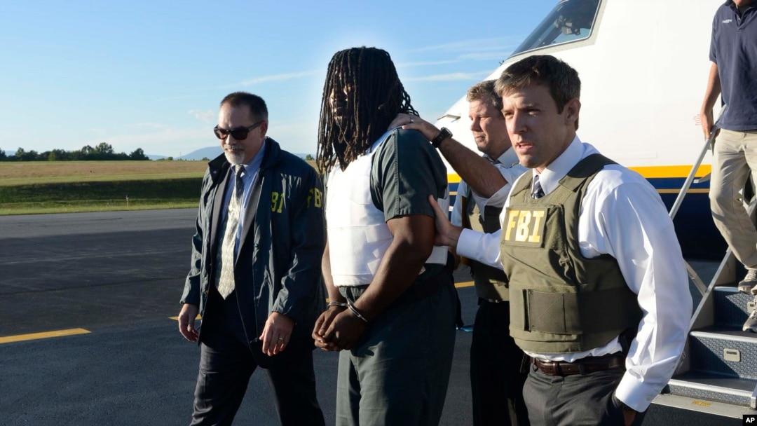 Agentes del FBI escoltan al sospechoso Jesse Matthew tras ser detenido en Texas por la desaparición de Hannah Graham.