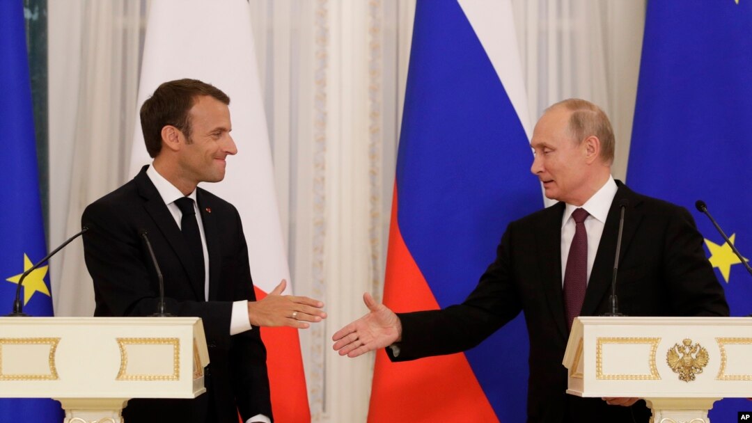 Tổng thống Nga Vladimir Putin (phải) và Tổng thống Pháp Emmanuel Macron (trái)