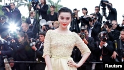 Actress Fan Bingbing poses on the red carpet as she arrives for the screening of the film 'Jeune & Jolie' (Young & Beautiful) in competition during the 66th Cannes Film Festival in Cannes May 16, 2013. REUTERS/Eric Gaillard (FRANCE - Tag