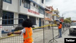 Colocan cinta de peligro en infraestructuras afectadas por una serie de sismos en el balneario de Atacames, provincia de Esmeraldas, Ecuador. Foto: @Riesgos_EC.