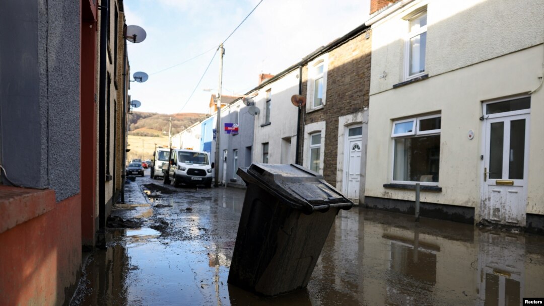A view shows a partially submerged rubbish bin on a mud-covered street, in the aftermath of Storm Bert, in Cwmtillery, South Wales, Britain, Nov. 25, 2024. 