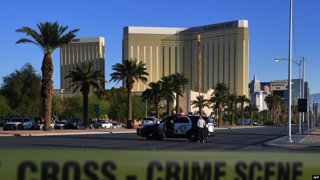 Pihak berwenang menyegel sekeliling Hotel Mandalay (latar belakang) dengan pita kuning, pasca insiden penembakan massal saat berlangsungnya konser musik country di Las Vegas, Nevada, 2 Oktober 2017. 