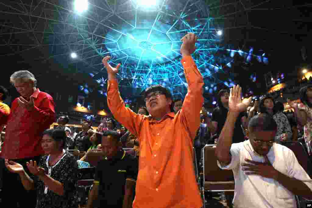 Indonesians pray during a Christmas eve service at a church in Surabaya, East Java, Indonesia, December 24, 2012. 