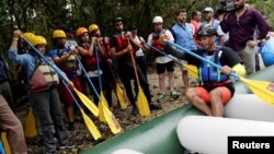 Duberney Moreno, former rebel of the FARC, rafting guide and instructor, speaks with a group of the press and government representatives before boarding an inflatable raft in Miravalle, Colombia, November 9, 2018. REUTERS/Luisa Gonzalez