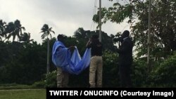 Fin de Mission de l’ONUCI, descente du drapeau à son siège de Sebrokro, près du quartier du Plateau, en présence du ministre ivoirien de l'Intérieur, Ahmed Bakayoko, à Abidjan, Côte d’Ivoire, 29 juin 2016. (TWITTER/ONUCINFO)