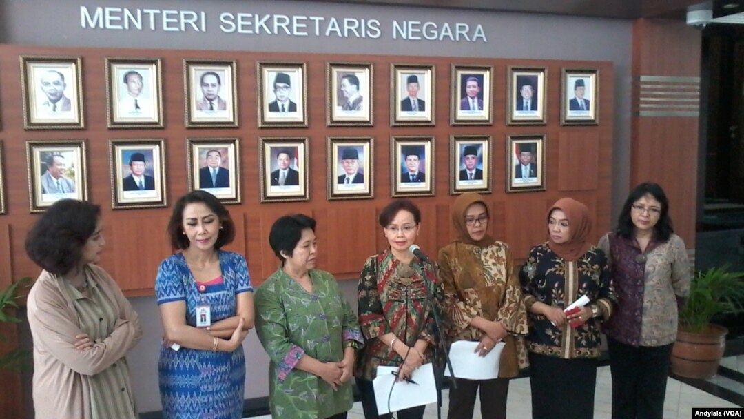 Jubir Pansel KPK Betty Alisjahbana berbicara di Sekretariat Negara Jakarta, Selasa, 26 Mei 2015 (Foto: VOA/Andylala)