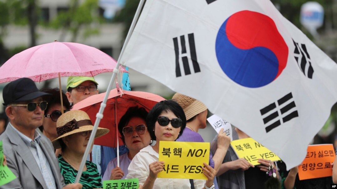 韩国民众2016年7月18日首尔集会，支持部署萨德