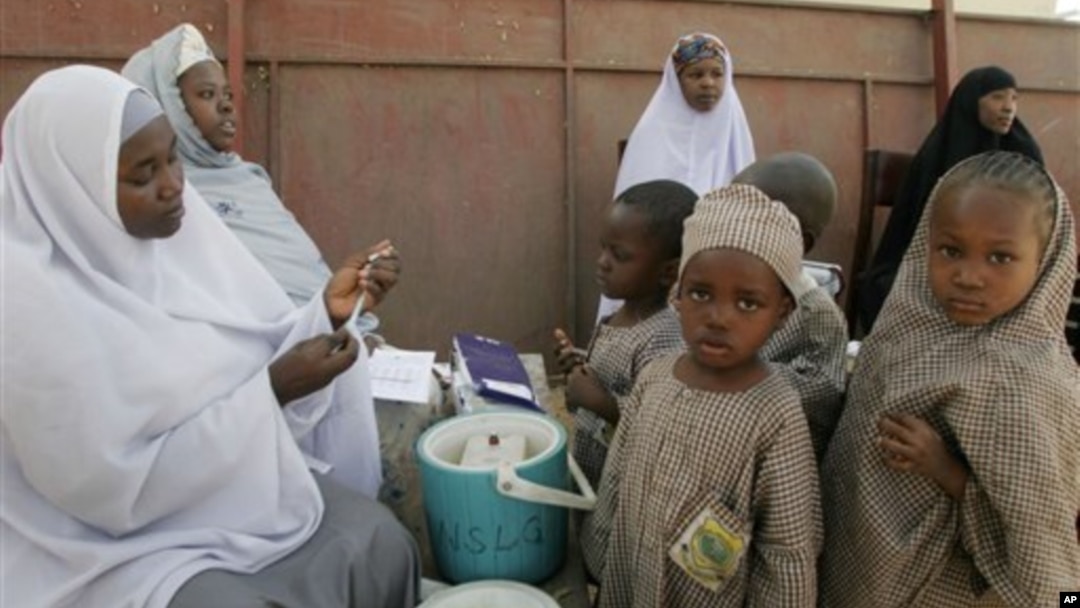 Petugas kesehatan bersiap memberikan vaksin polio pada anak-anak di Kano, Nigeria. (Foto: Dok)