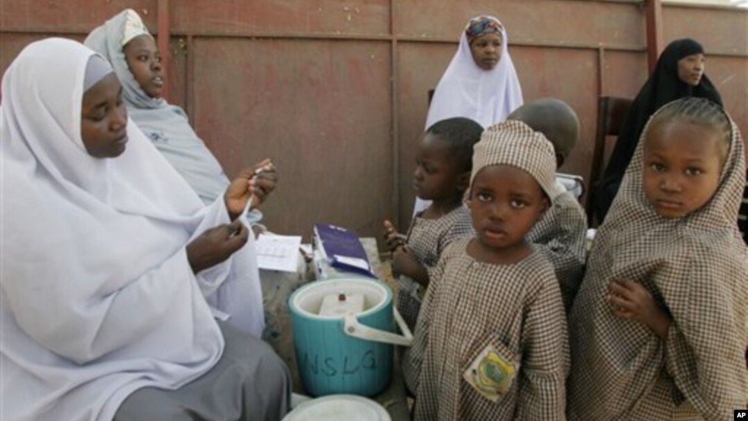 Para petugas kesehatan siap memberikan vaksin polio kepada anak-anak Afrika (foto: dok). 