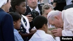 Le pape Jean-Paul II à son arrivée à l'aéroport international de Johannesburg, le 16 septembre 1995, au début de sa première visite officielle dans le pays.