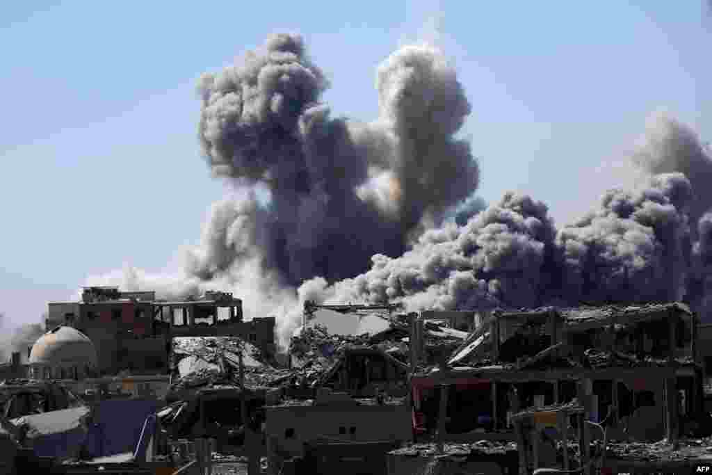 Smoke billows in the embattled northern Syrian city of Raqa on September 3, 2017, as Syrian Democratic Forces (SDF), a US backed Kurdish-Arab alliance, battle to retake the city from the Islamic State (IS) group. 