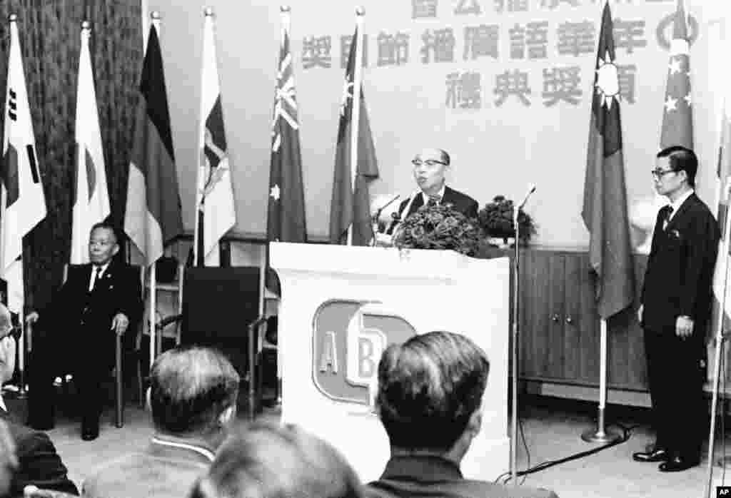 老照片回顾：美国之音中文广播70年