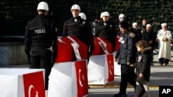 Turquía declaró hoy un día de duelo nacional por el doble atentado que el Gobierno atribuye al PKK, aunque hasta el momento la guerrilla kurda no se ha atribuido el ataque.