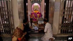 Penganut agama Hindu berdoa di Kuil Dhakeshwari di Dhaka, Bangladesh, 1 Januari 2019. (Foto: (AP Photo/Anupam Nath)