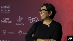 La cineasta mexicano-salvadoreña Tatiana Huezo, del documental "El Eco", posa para fotógrafos en el encuentro de nominados de la 66a edición del Premio Ariel de la Academia Mexicana de Artes y Ciencias Cinematográficas, en la Ciudad de México, el miércoles 21 de agosto de 2024. 