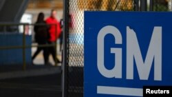 Эмблема компании General Motors на одном из заводов фирмы (архивное фото)