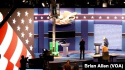 Last-minute preparations wrap up at Hofstra University ahead of Monday night's first presidential debate, to be held in Hempstead, New York (B. Allen/VOA)