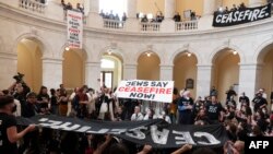Anggota komunitas Yahudi AS memprotes operasi militer Israel di Gaza dan menuntut gencatan senjata segera, dalam aksi protes di dalam gedung Kongres AS "Capitol" di Washington, DC (18/1). 
