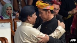 Prabowo Subianto (kiri) dan Joko Widodo berpelukan dalam deklarasi Kampanye Damai di Jakarta, 23 September 2018 (foto: dok). 