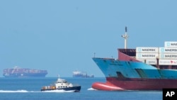 ARCHIVO - Un buque de mercancía navega hacia el océano Pacífico después de atravesar el Canal de Panamá, visto desde Ciudad de Panamá, el 3 de agosto de 2023. 