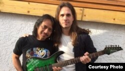 Gitaris Dewa Budjana dan gitaris band Megadeth Kiko Loreiro (foto/dok: Dewa Budjana)