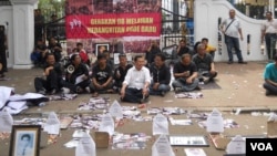 Panitia pertemuan aktivis 98 melakukan aksi protes di depan gerbang Kemenpora Jakarta dengan memasang foto-foto 13 korban penculikan aktivis 97-98, Selasa, 24 Juni 2014 (Foto: VOA/Andylala)