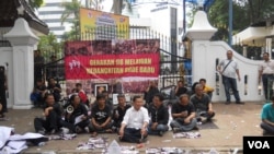 Panitia pertemuan aktivis 98 saat melakukan aksi protes di depan gerbang Kemenpora Jakarta dengan menggelar foto-foto 13 korban penculikan aktivis 97-98, Selasa, 24 Juni 2014. (Foto: dok)