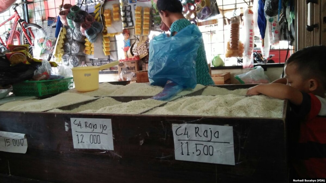 Warung sembako di Yogyakarta menjual beras dengan variasi harga tergantung jenis beras. (VOA/Nurhadi Sucahyo)