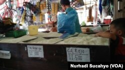 Warung sembako di Yogyakarta menjual beras dengan variasi harga tergantung jenis beras. (VOA/Nurhadi Sucahyo)