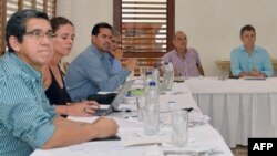 Colombian President Juan Manuel Santos (R) holds a private meeting with the government's peace negotiating team led by Humberto de la Calle (2-R), at the Illustrious Guest House of Cartagena, Colombia, Jan. 5, 2015. (Handout/ Colombian Presidency / Juan Pablo Bello)