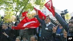 Veteran soldiers shout slogans during a protest against the latest attacks by Kurdish rebels against the Turkish military outside Prime Minister Tayyip Erdogan's office in Ankara, Turkey, October 19, 2011.