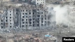 Una vista de un dron muestra un edificio dañado después de un ataque, en medio del ataque de Rusia a Ucrania, en Toretsk, Ucrania, el 15 de octubre de 2024, en esta imagen fija obtenida de un video.