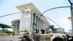 Des voitures brûlées ont été brulées à l’extérieur d'un bâtiment du gouvernement à la suite des manifestations post-électorales à Libreville, au Gabon, 1 septembre 2016. 