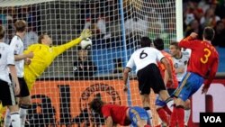 Carles Puyol, puso de cabeza el único gol que le dio la victoria a España y con el que acarician la copa.