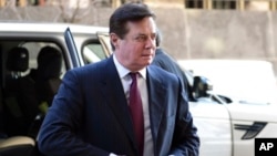 Mantan manajer kampanye Trump, Paul Manafort meninggalkan pengadilan federal di Washington DC (foto: dok). 