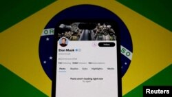 ARCHIVO: La cuenta X de Elon Musk vista bloqueada en la pantalla de un móvil en esta ilustración después de que el regulador de telecomunicaciones de Brasil suspendiera X.