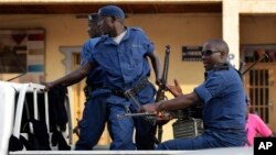 在首都布琼布拉爆炸现场的警察 （2015年7月20日）